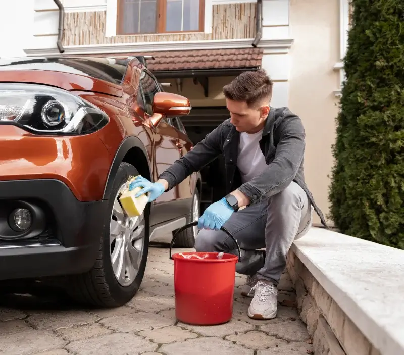Lavage auto à domicile Uzer : professionnel intervenant sur un véhicule